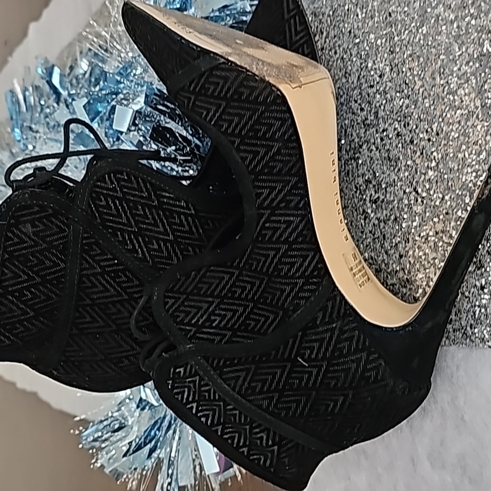 Cute Gianni Bini shootie/ bootie with chevron pattern in size 9